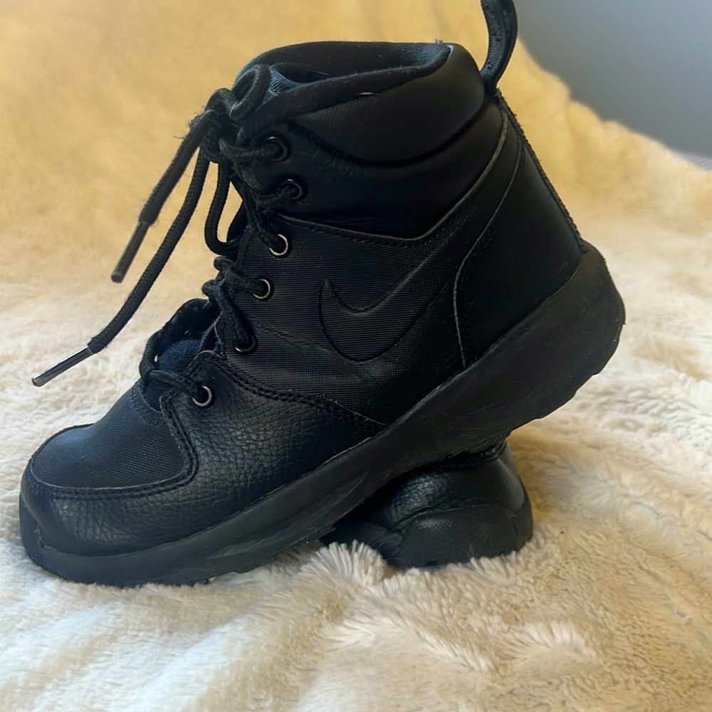 Nike Manoa black boot kids size 2